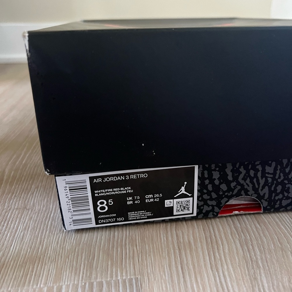 Jordan 3 Fire Reds - Picture 3 of 3